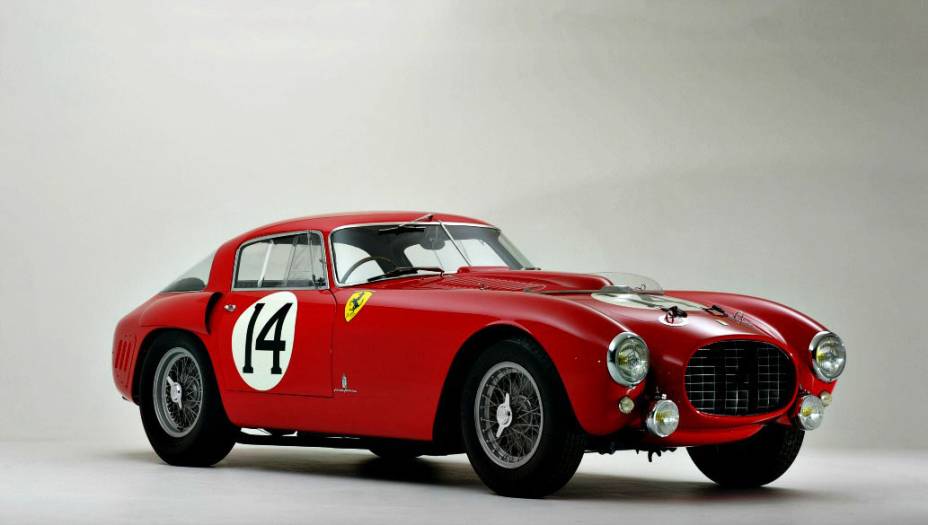 Ferrari 340/375 MM Berlinetta Competizione disputou a 24 Horas de Le Mans de 1953: motor V12 4.5 litros, com 340 cv<br>