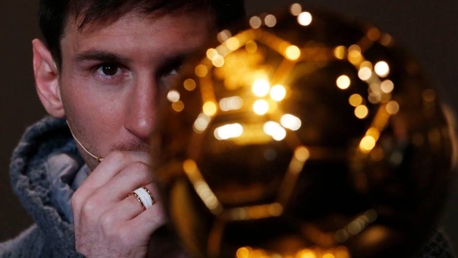 Lionel Messi olha para o troféu da Bola de Ouro da Fifa antes da cerimônia de premiação em Zurique, Suíça