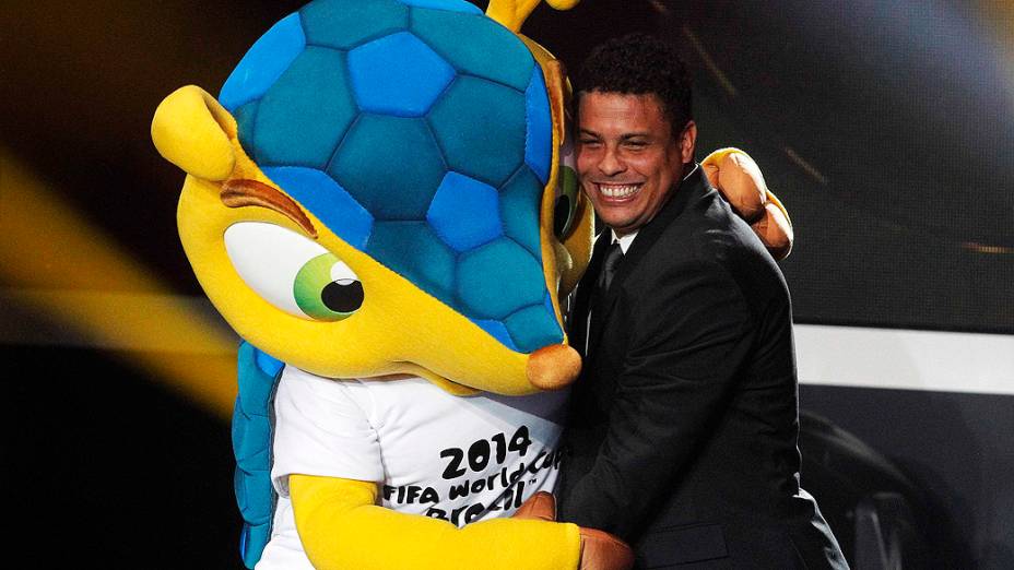 Ronaldo abraça o mascote da Copa do Mundo do Brasil durante premiação da Bola de Ouro da Fifa em Zurique, Suíça
