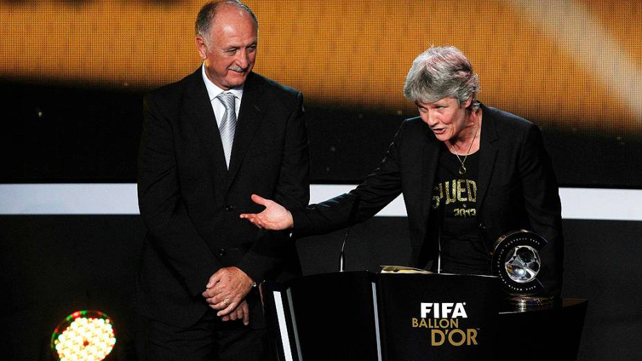 Luiz Felipe Scolari entrega o prêmio de melhor treinador de futebol feminino para Pia Sundhage, treinadora da seleção dos Estados Unidos