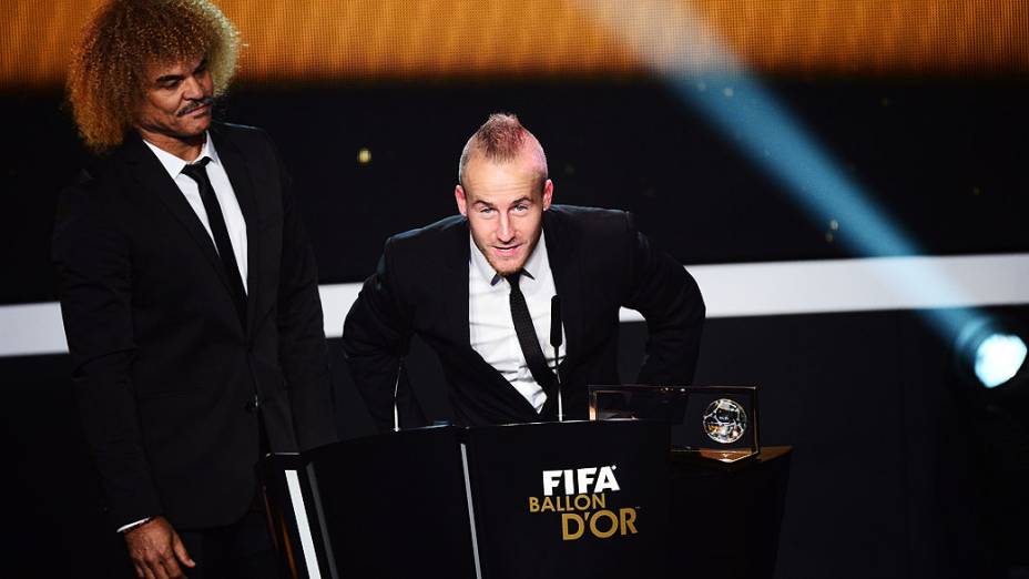 Atacante Miroslav Stoch do Fenerbahçe, recebe o prêmio Puskas das mãos do ex-jogador colombiano Carlos Valderrama durante a cerimônia de premiação da Bola de Ouro da FIFA em Zurique