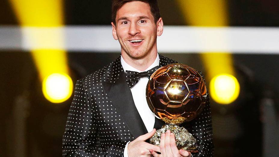 Lionel Messi recebe a Bola de Ouro da FIFA eleito como melhor jogador do mundo pela 4ª vez consecutiva