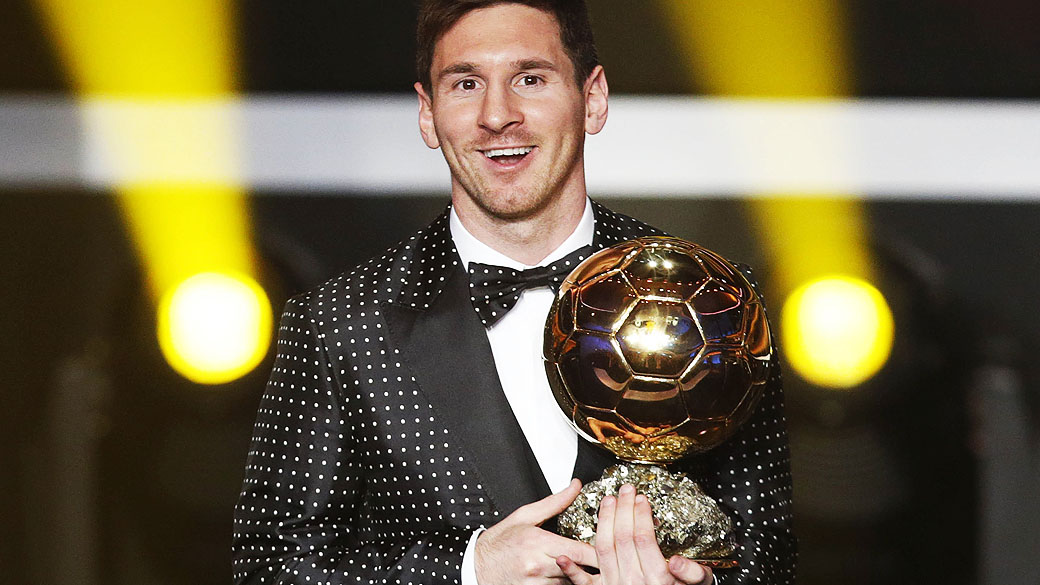 Lionel Messi recebe a Bola de Ouro da FIFA eleito como melhor jogador do mundo pela 4ª vez consecutiva