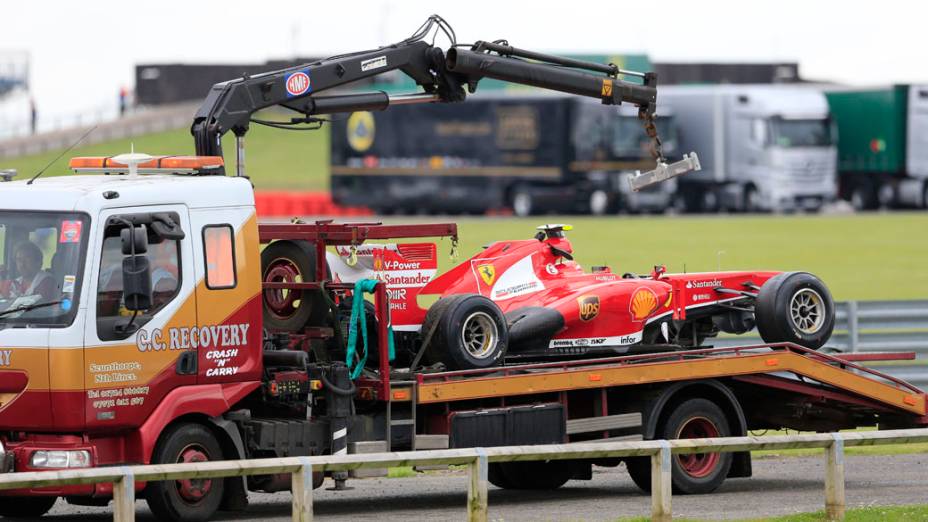 Felipe Massa bate o carro no treino no circuito de Silverstone, na Inglaterra