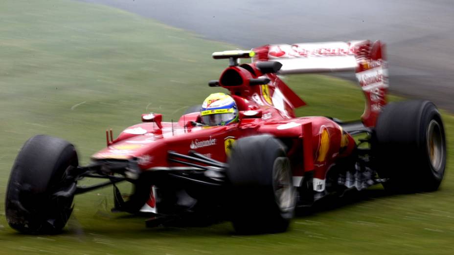 Felipe Massa bate o carro no treino no circuito de Silverstone, na Inglaterra