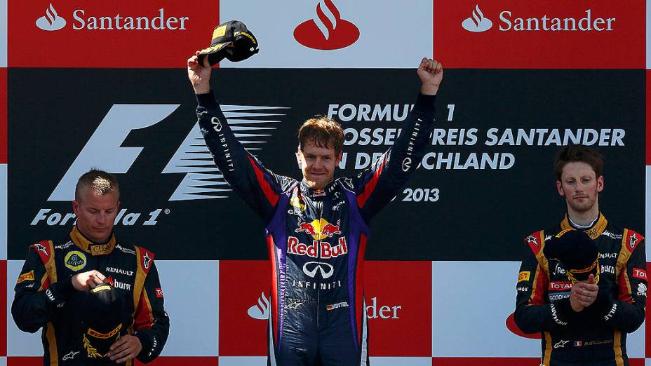 Sebastian Vettel da Red Bull comemora a vitória em casa, pela primeira vez, no GP da Alemanha, em Nürburgring. A segunda colocação ficou com o finlandês Kimi Raikonnen da Lotus, seu companheiro de equipe, o francês Romain Grosjean, completou o pódio