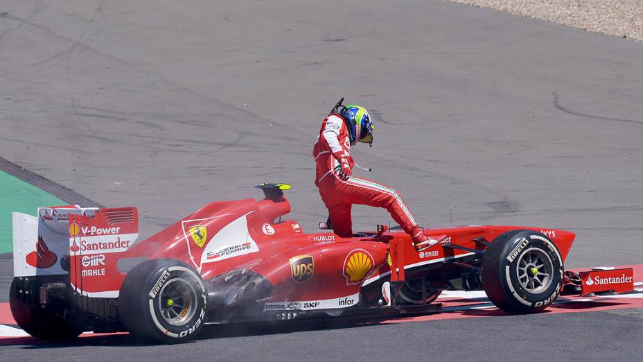 Felipe Massa abandonou a provo logo na quarta volta com aparente problema mecânico que o levou a perder o controle do carro
