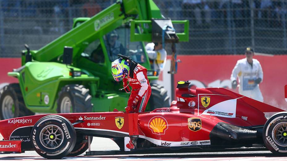Felipe Massa abandonou a provo logo na quarta volta com aparente problema mecânico que o levou a perder o controle do carro