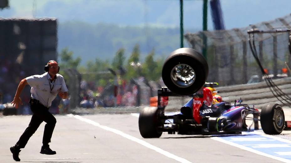 Um cinegrafista foi levado ao centro médico após ser atingido por uma roda que se desprendeu do carro do australiano Mark Webber da Red Bull durante a realização de um pit-stop