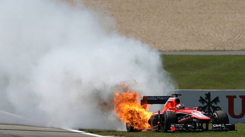 O carro do francês Jules Bianchi da Marussia pega fogo durante a corrida, em Nürburgring 