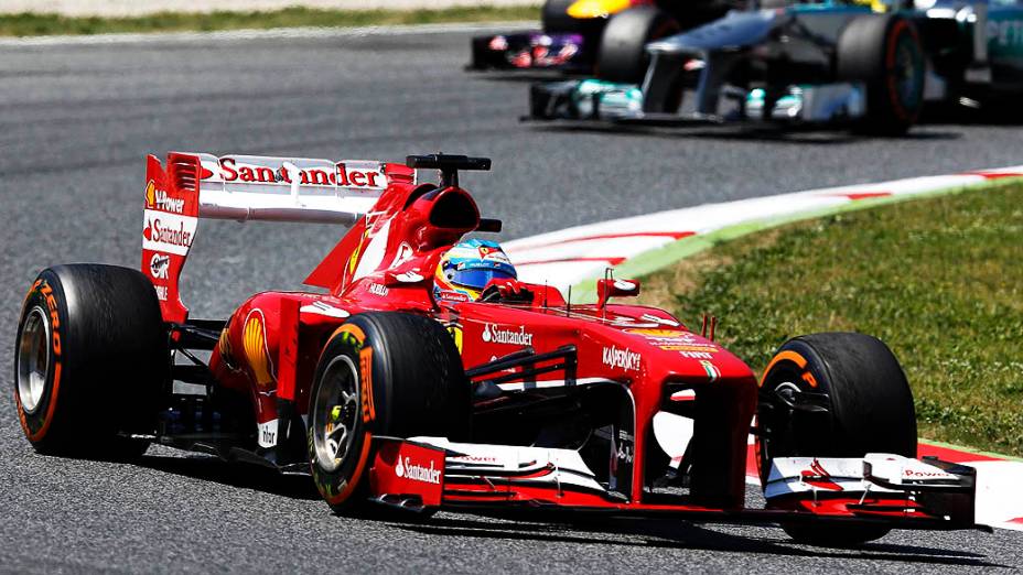 Piloto da Ferrari, Fernando Alonso lidera o GP da Espanha, no circuito da Catalunha, em Montmeló
