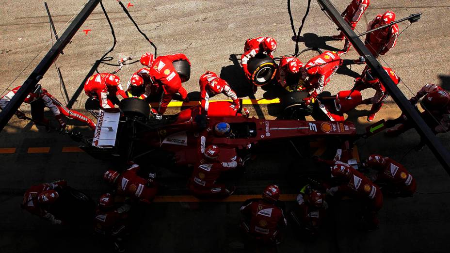 Piloto da Ferrari, Fernando Alonso lpara no box durante GP da Espanha, no circuito da Catalunha, em Montmeló