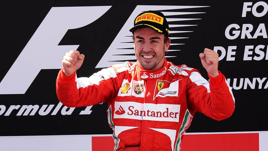 Piloto espanhol Fernando Alonso, da Ferrari celebra no pódio o 1º lugar no GP da Espanha, no Circuito da Catalunha, em Montmeló