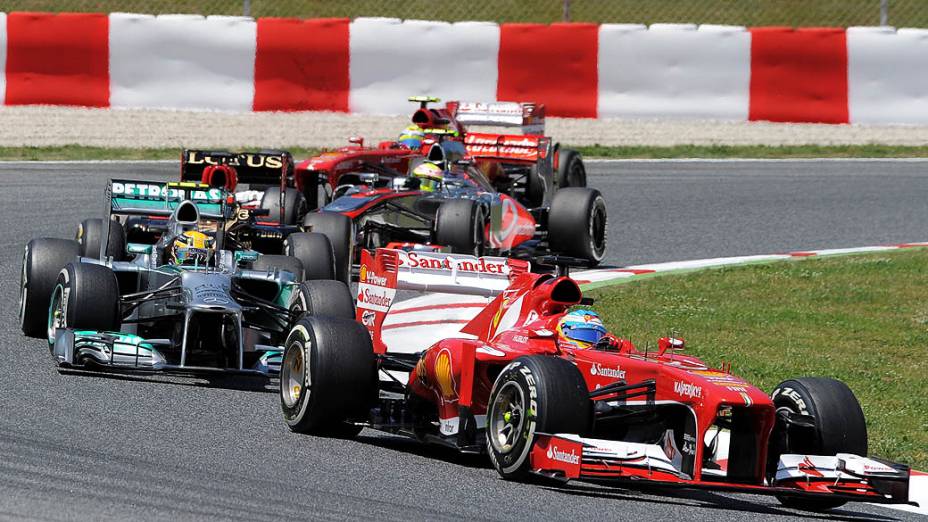 Piloto espanhol Fernando Alonso, da Ferrari e piloto britânico da Mercedez Lewis Hamilton, durante GP da Espanha, no circuito da Catalunha, em Montmeló