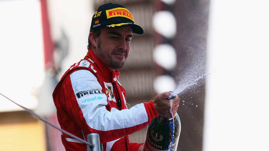 Piloto espanhol Fernando Alonso, da Ferrari celebra no pódio o 1º lugar no GP da Espanha, no Circuito da Catalunha, em Montmeló