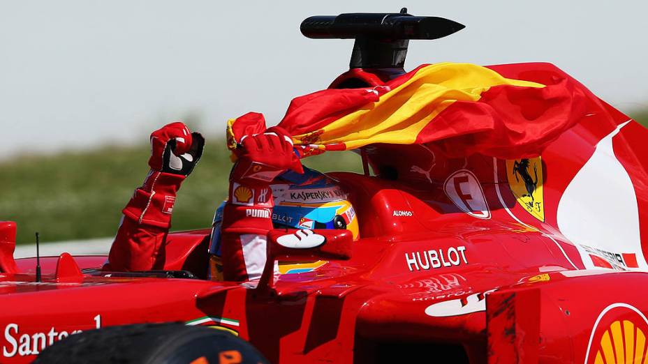 Piloto espanhol Fernando Alonso, da Ferrari comemora o 1º lugar no GP da Espanha, no Circuito da Catalunha, em Montmeló