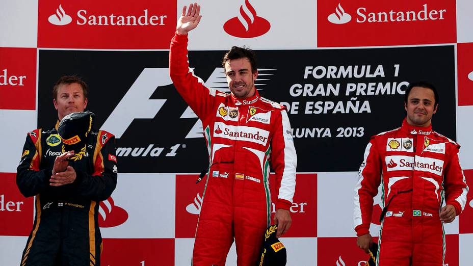 Fernando Alonso agradece a multidão depois de vencer GP da Espanha, no circuito da Catalunha, em Montmeló. Em segundo lugar está Kimi Raikkonen da Lotus e em terceiro lugar Felipe Massa da Ferrari