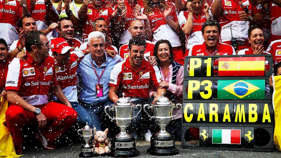 Equipe da Ferrari celebra com Fernando Alonso ao lado de seu pai José Luis Alonso e sua mãe Ana Diaz, e Felipe Massa em frente de sua garagem depois do GP da Espanha, no circuito da Catalunha, em Montmeló