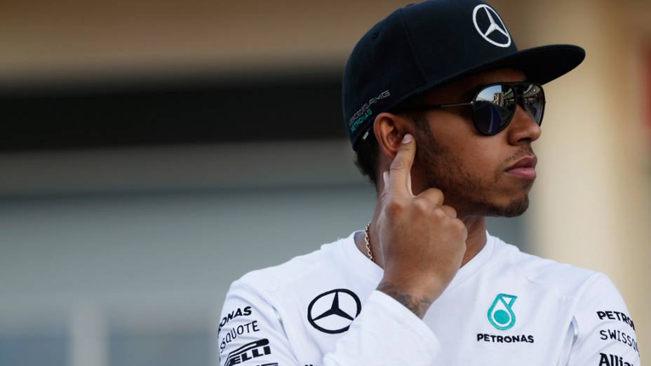 Piloto Lewis Hamilton, da Mercedes, durante o segundo dia de testes da Fórmula 1, em Barein