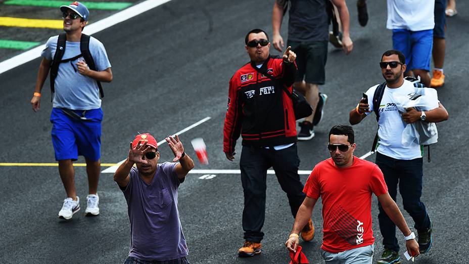 Torcida invade a pista de Interlagos após a corrida para comemorar o terceiro lugar no pódio do brasileiro Felipe Massa da Williams