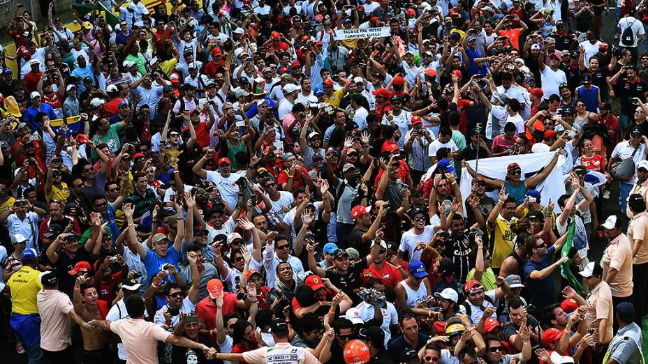 Torcida invade a pista de Interlagos após a corrida para comemorar o terceiro lugar no pódio do brasileiro Felipe Massa da Williams