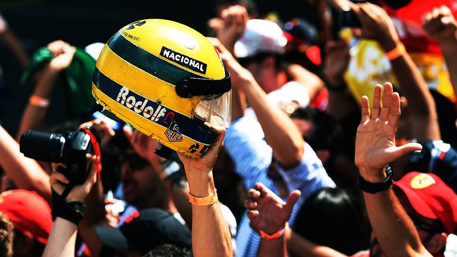 Torcida invade a pista de Interlagos após a corrida para comemorar o terceiro lugar no pódio do brasileiro Felipe Massa da Williams