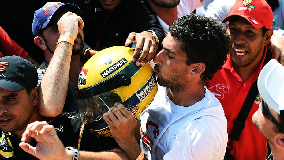Torcida invade a pista de Interlagos após a corrida para comemorar o terceiro lugar no pódio do brasileiro Felipe Massa da Williams