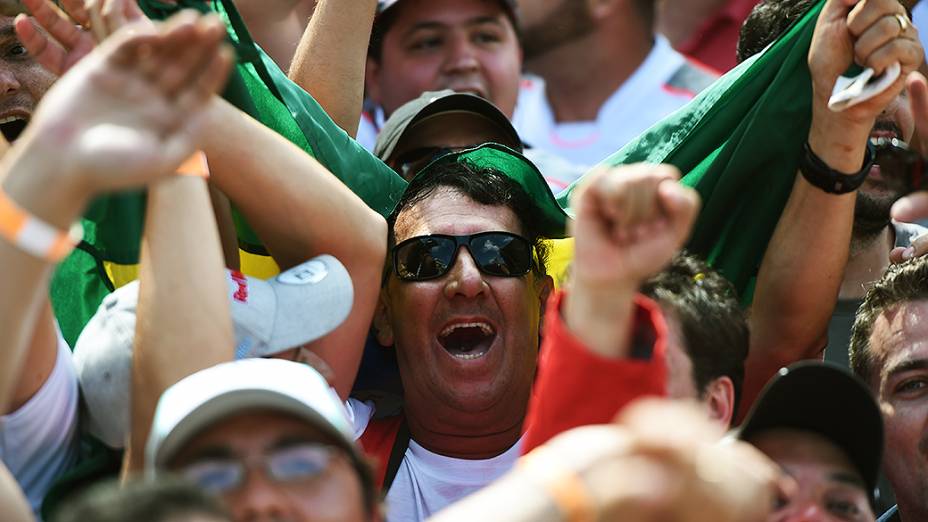 Torcida invade a pista de Interlagos após a corrida para comemorar o terceiro lugar no pódio do brasileiro Felipe Massa da Williams