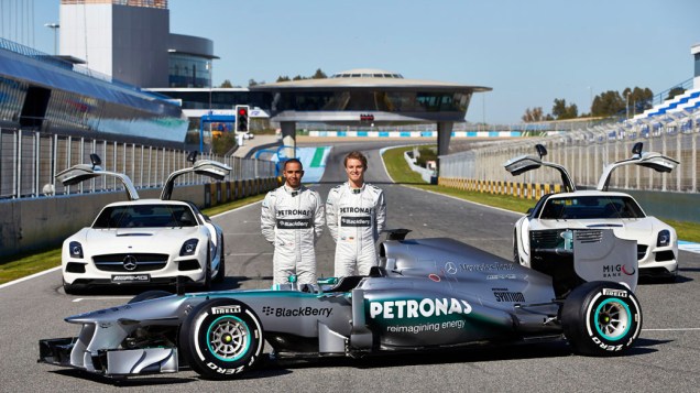 Lewis Hamilton e Nico Rosberg durante apresentação do novo Mercedes F1 W04