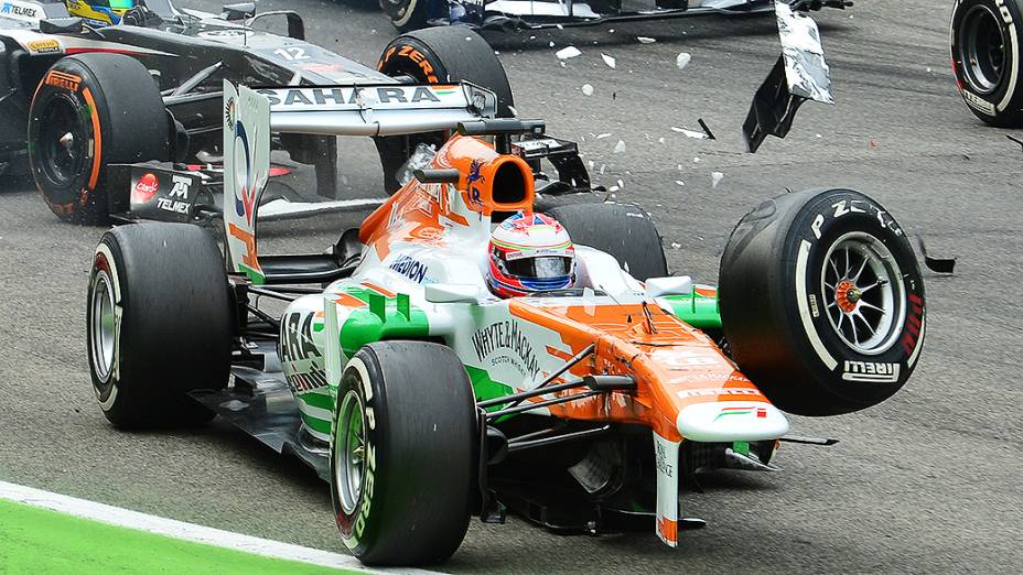 Paul Di Resta da Force India deixou a prova após acidente na primeira curva