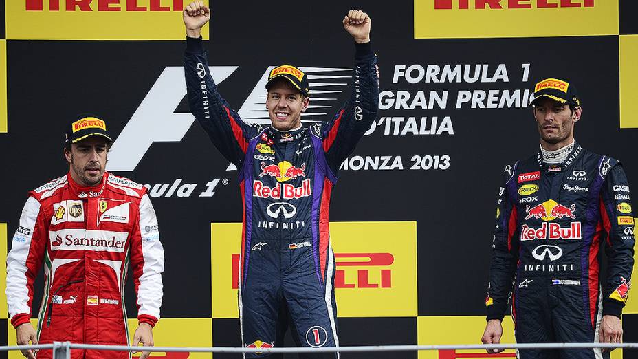 O alemão Sebastian Vettel comemora a vitória no Grande Prêmio da Itália, em Monza, Fernando Alonso ficou em segundo e Mark Weber fechou o pódio na terceira colocação