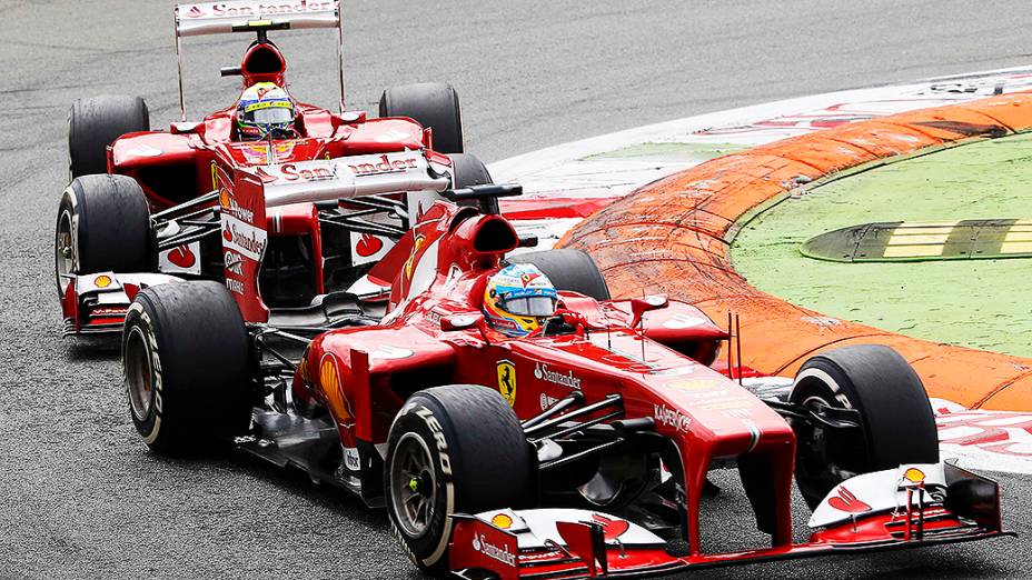 Fernando Alonso e Felipe Massa da Ferrari, dividem curva durante o Grande Prêmio da Itália