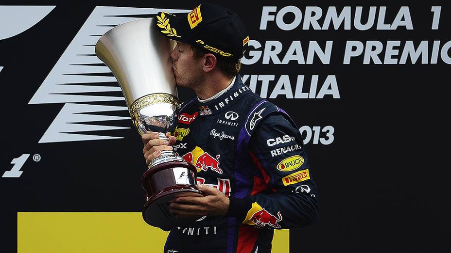 O alemão Sebastian Vettel da Red Bull comemora a vitória no Grande Prêmio da Itália