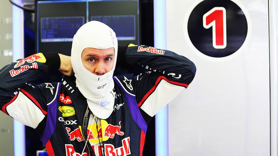 Sebastian Vettel nos boxes da equipe Red Bull durante testes para a temporada 2014 da Fómula 1 no Barein