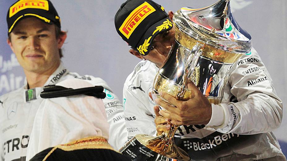 Lewis Hamilton, da Mercedes comemora a vitória no Grande Prêmio do Bahrein de Fómula 1, a terceira etapa da temporada 2014