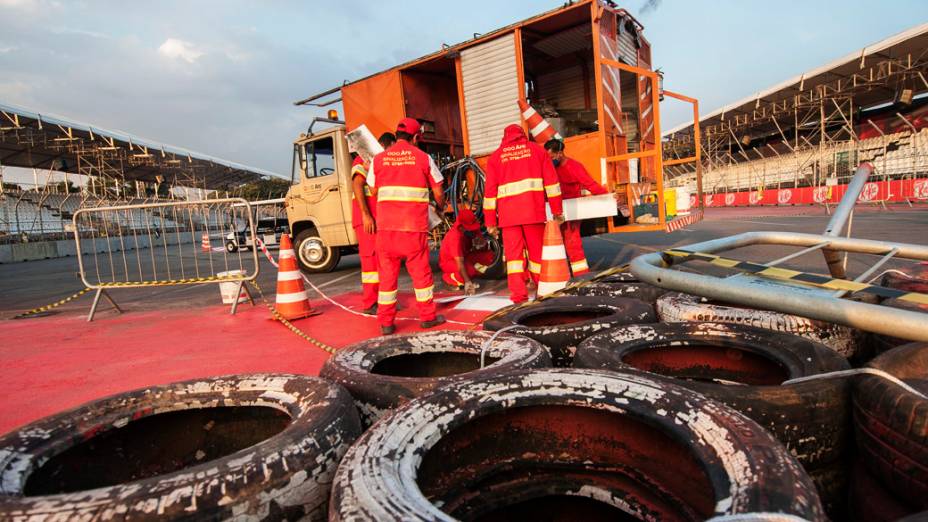 Homens trabalham no Anhembi durante preparativos para a Fórmula Indy 300 em São Paulo