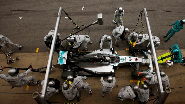 A equipe da Mercedes prepara o carro do piloto britânico Lewis Hamilton durante o Grand Prix F1 espanhol no circuito de Barcelona-Catalunha