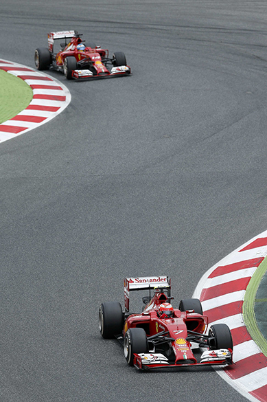 Os pilotos Kimi Raikkonen, da Finlândia e Fernando Alonso, da Espanha, competem durante o Grande Prêmio da F1, no circuito de Bacelona-Catalunha