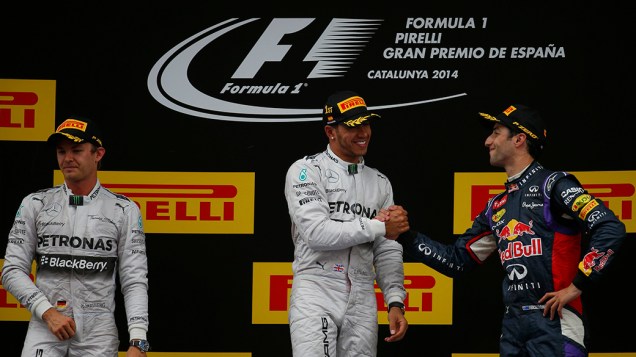 Nico Rosberg é fotografado ao lado do campeão Lewis Hamilton, da Mercedes, e do terceiro colocado, o piloto da RedBull, Daniel Ricciardo durante o Grande Prêmio da Espanha