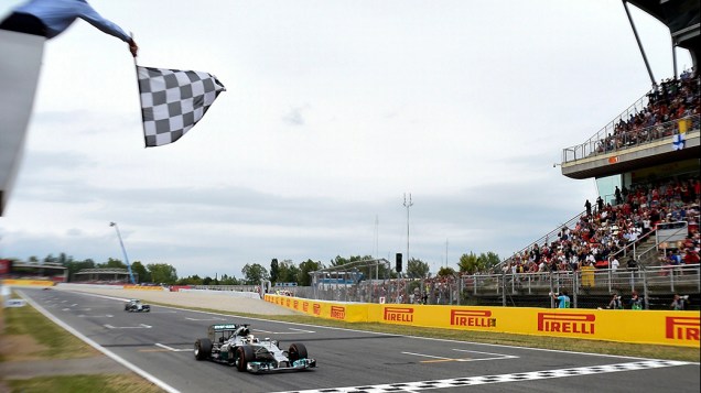 Lewis Hamilton cruza a linha de chegada durante o Grande Prêmio da Espanha, no circuito de Barcelona-Catalunha, em Montmeló