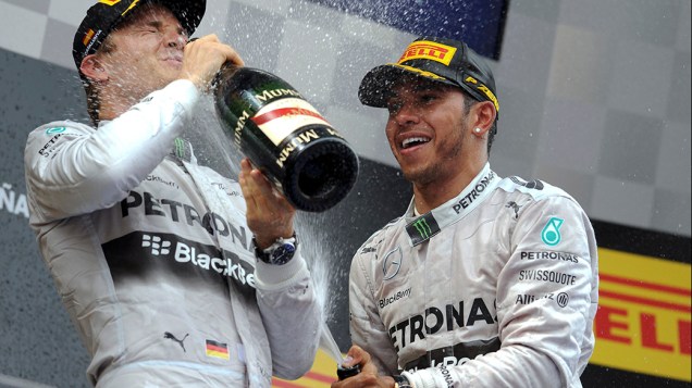 Os pilotos da Mercedes, Nico Rosberg e Lewis Hamilton comemoram no pódio a vitória no Grand Prix F1 espanhol, no circuito de Barcelona-Catalunha, em Montmeló 