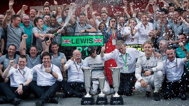 A equipe da Mercedes comemora a primeira colocação no Grande Prêmio de Fórmula 1 da Espanha, no circuito de Barcelona-Catalunha