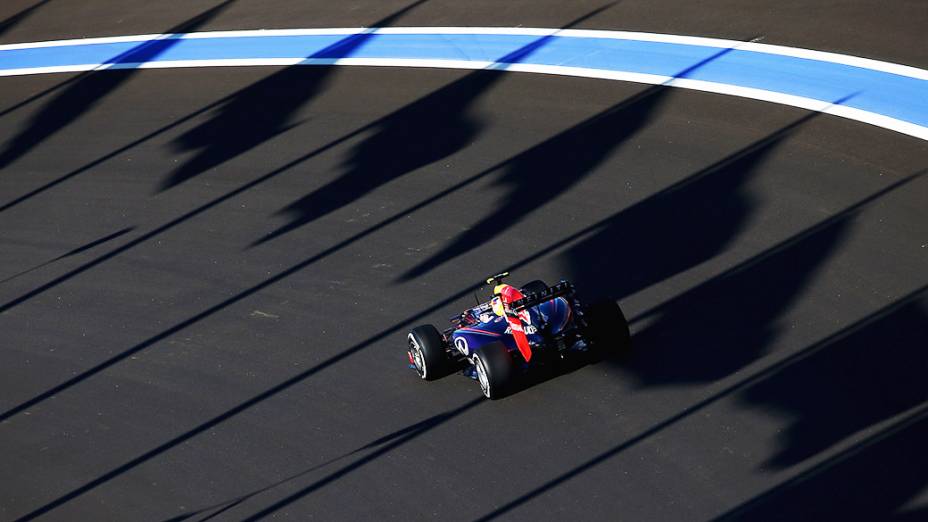 O piloto da Mercedes, Lewis Hamilton, vence o GP da Rússia em Sochi