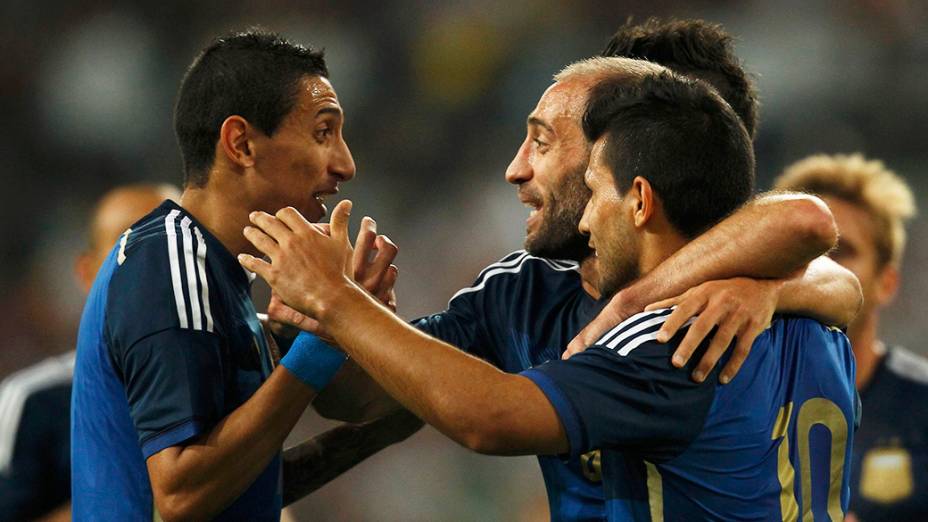 Jogadores da Argentina comemoram gol no amistoso contra a Alemanha, em Düsseldorf