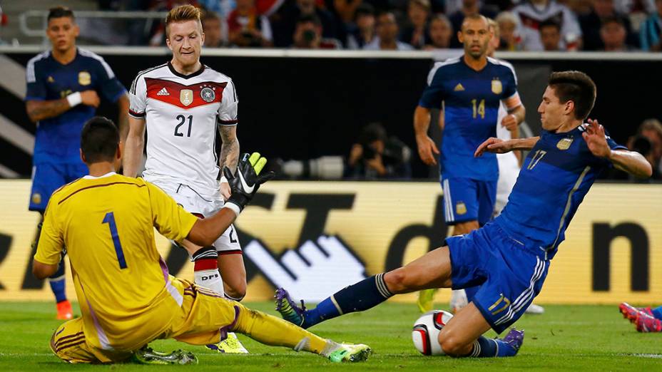 O goleiro da argentino Sergio Romero defende a bola no amistoso contra a Alemanha, em Düsseldorf