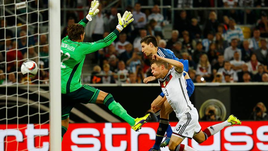 O goleiro alemão Roman Weidenfeller falha e Federico Fernandez marca o primeiro gol da Argentina no amistoso, em Düsseldorf