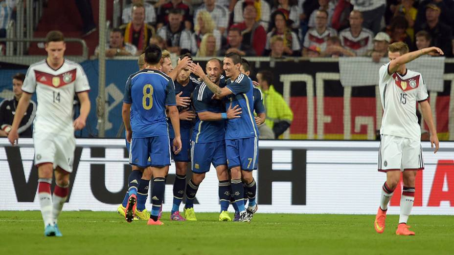 Jogadores da Argentina comemoram gol no amistoso contra a Alemanha, em Düsseldorf