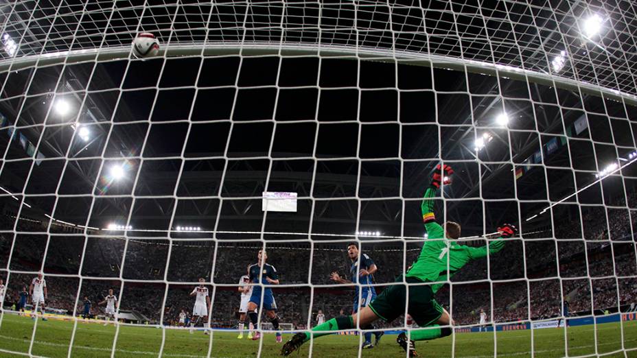 Agüero marca o terceiro gol da Argentina no amistoso contra a Alemanha, em Düsseldorf