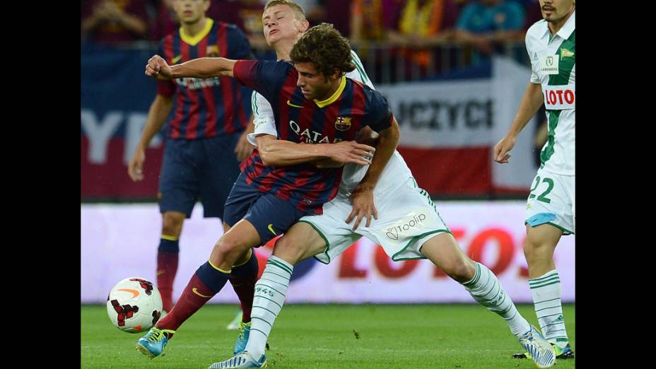 Sergi Roberto, do Barcelona, disputa jogada com Pawel Dawidowicz, do Lechia Gdansk