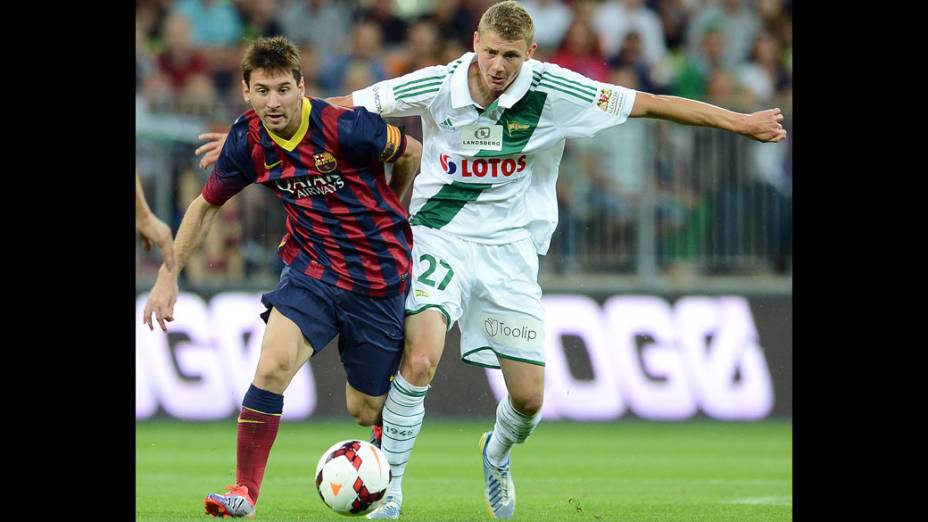 Messi, do Barcelona, disputa a bola com Pawel Dawidowicz do Lechia Gdansk, durante amistoso na Polônia